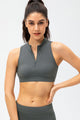 Camiseta sin mangas activa con cremallera frontal recortada de tamaño completo